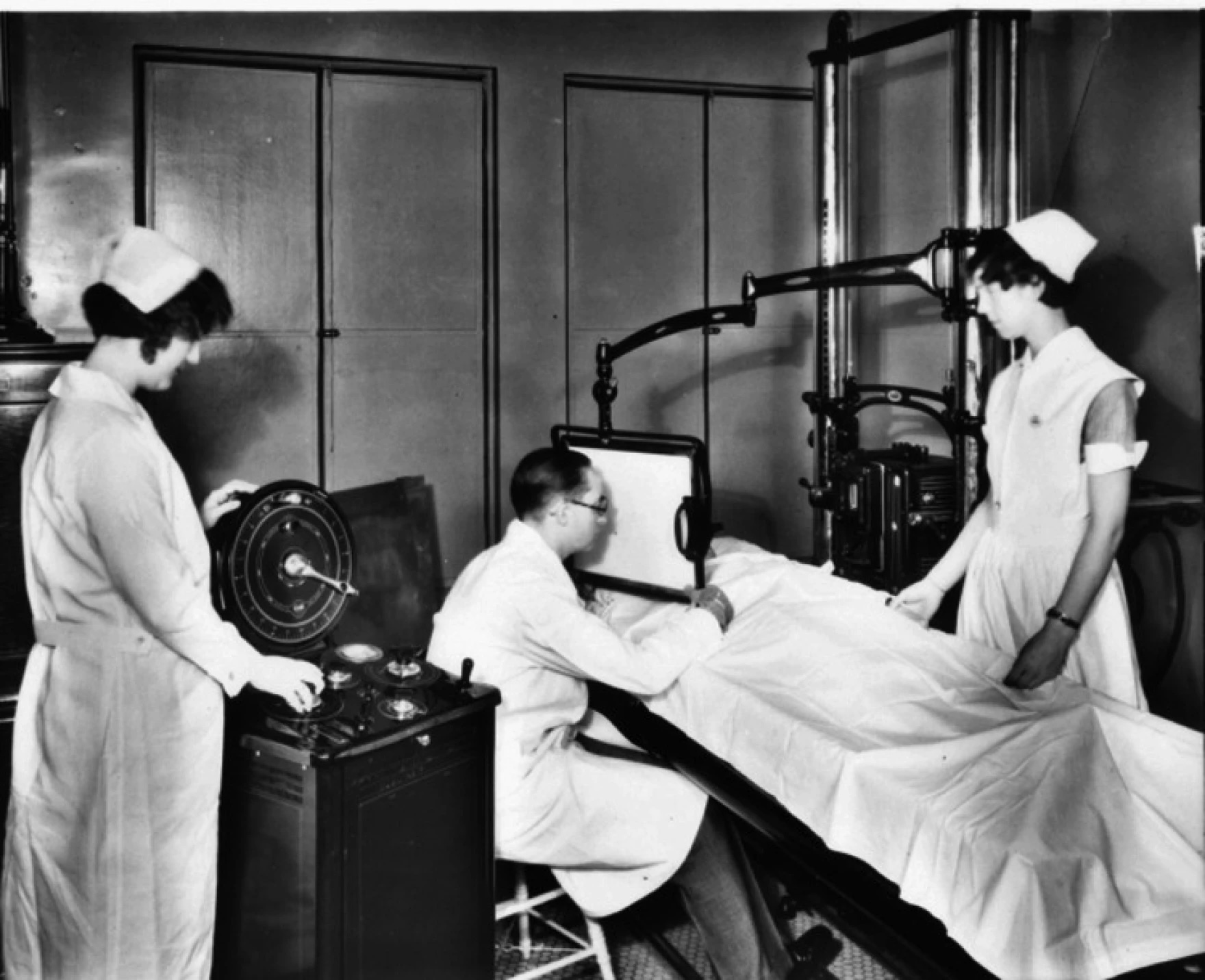 Alan Hart treating a patient at Tacoma General Hospital, circa 1933